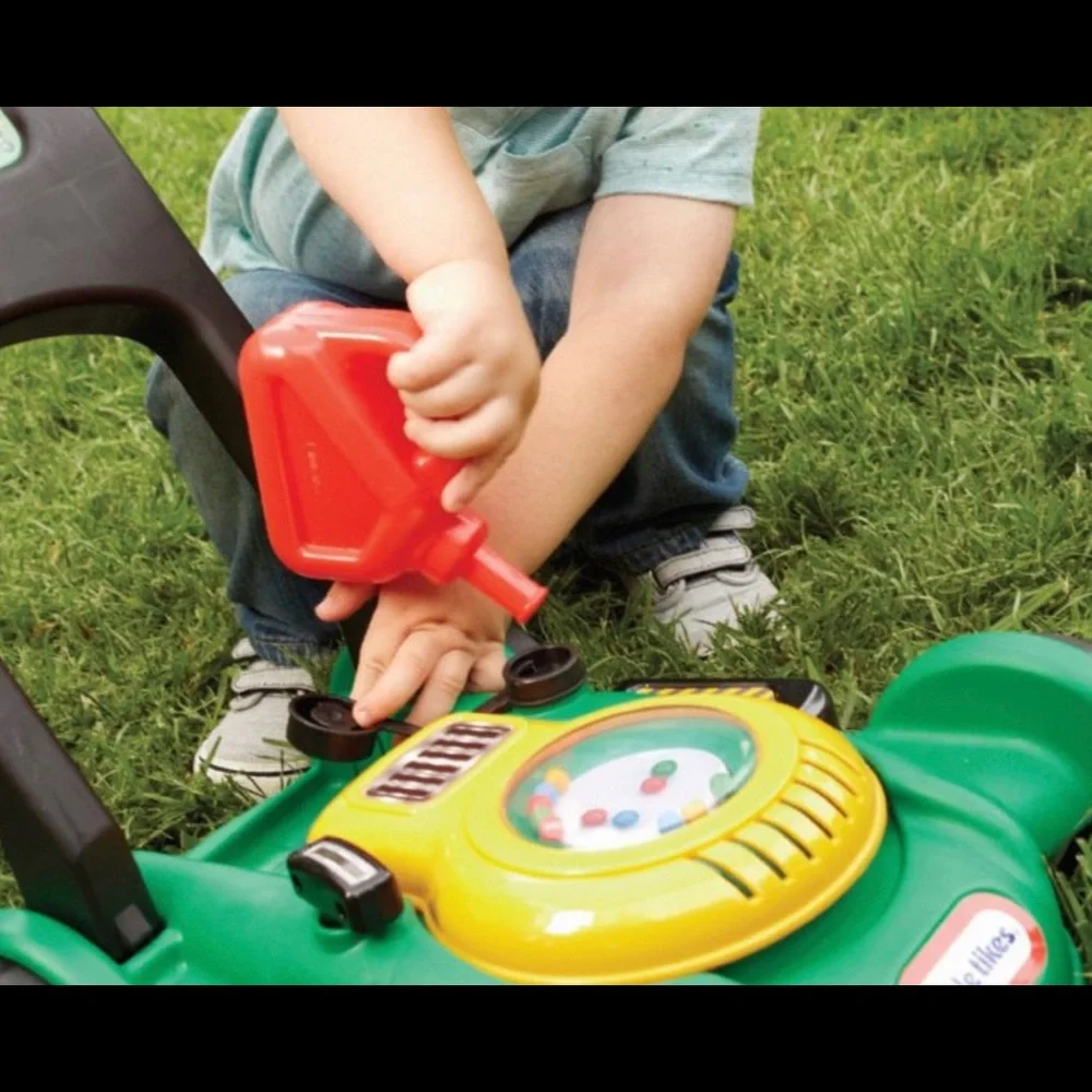 LITTLE TIKES LAWN MOWER - Picture 5 of 8